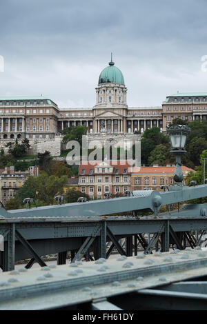 Ungarische Nationalgalerie und Széchenyi Kettenbrücke, Budapest, Ungarn Stockfoto