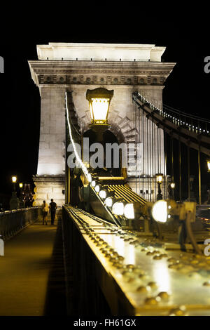 Széchenyi Kettenbrücke in der Nacht, Budapest, Ungarn Stockfoto