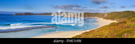 breites Panorama der blauen Wasser und weißen Sand Bay in der Nähe von Esperance in Western Australia. Beliebtes Ziel für malerische Meer Tourismus d Stockfoto