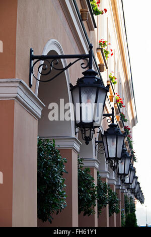 Nahaufnahme einer Reihe von Laternen auf Gebäuden, Altstadt, Warschau, Polen. Stockfoto