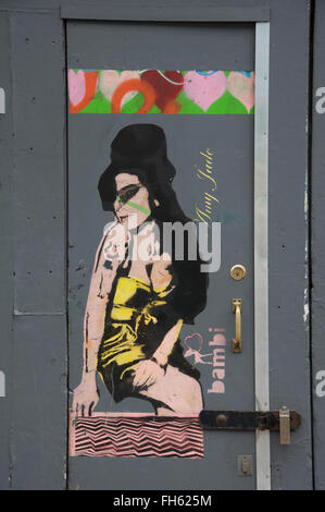 Amy Winehouse, englische Singer Songwriter. Schablone Graffiti Kunst auf eine Tür in Camden Town. Von Bambi gemalt. London, England, Vereinigtes Königreich. Stockfoto