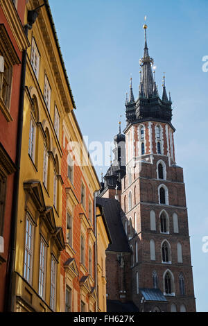 Nahaufnahme der Turm der Kirche der Heiligen Jungfrau Maria, Hauptmarkt, Krakau, Polen. Stockfoto