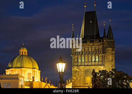 Dächer der Kirche von St. Francis Seraphinus und der Altstädter Brückenturm in der Nacht, Prag, Tschechische Republik Stockfoto