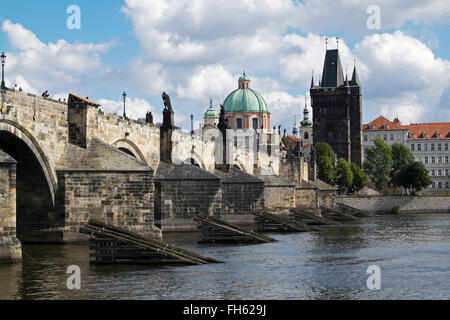 Charles Brücke über die Moldau mit Altstädter Brückenturm und Kirche von St. Francis Seraphinus, Prag, Tschechische Republik Stockfoto