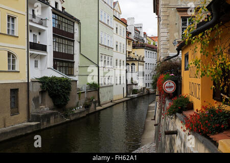 Wohngebäude und Restaurant am Kanal, Prag, Tschechische Republik Stockfoto