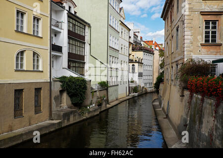 Wohngebäude am Kanal, Prag, Tschechische Republik Stockfoto