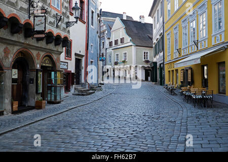 Gepflasterten Straße und historische Stadtgebäude, Cesky Krumlov, Tschechische Dänemark. Stockfoto