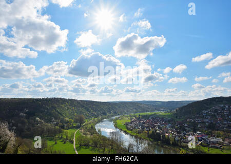 Übersicht des Mains mit Sonne, Eichel, Wertheim, Main-Tauber-Kreis, Odenwald, Baden-Württemberg, Deutschland Stockfoto