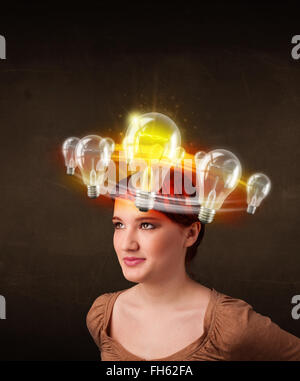Frau mit Glühbirnen Circleing um den Kopf Stockfoto