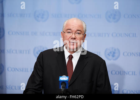 New York, UN-Hauptquartier in New York. 23. Februar 2016. Rafael Ramirez, ständiger Vertreter von Venezuela zu den Vereinten Nationen und rotierenden Präsidenten des Sicherheitsrats vom Februar, befasst sich mit die Presse an das UN-Hauptquartier in New York, 23. Februar 2016. UN-Sicherheitsrat am Dienstag verurteilt aufs Schärfste die Terroranschläge in Homs und Damaskus, Syrien, am 21. Februar, die mehr als 130 Tote und Hunderte Verletzte forderten, sagte eine Presseerklärung des Rates. © Li Muzi/Xinhua/Alamy Live-Nachrichten Stockfoto