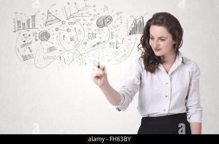 Hübsches Mädchen, Skizzen, Grafiken und Diagrammen an Wand Stockfoto