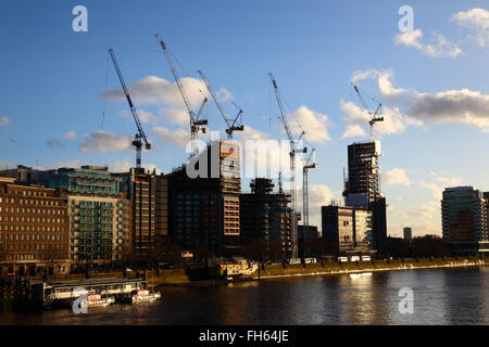 Baustellen und Kräne auf Albert Embankment neben Fluß Themse, gesehen von der Lambeth Bridge, London, England UK Stockfoto