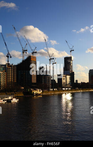 Baustellen und Kräne auf Albert Embankment neben Fluß Themse, gesehen von der Lambeth Bridge, London, England UK Stockfoto