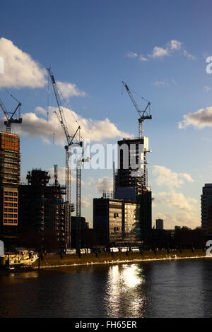 Baustellen und Kräne auf Albert Embankment neben Fluß Themse, gesehen von der Lambeth Bridge, London, England UK Stockfoto