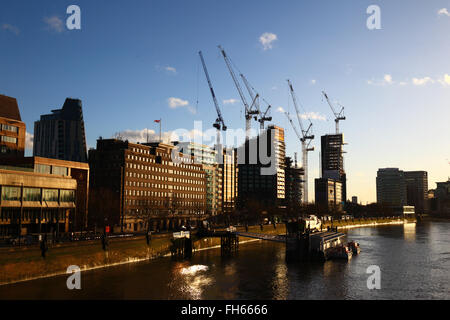 Baustellen und Kräne auf Albert Embankment neben Fluß Themse, gesehen von der Lambeth Bridge, London, England UK Stockfoto