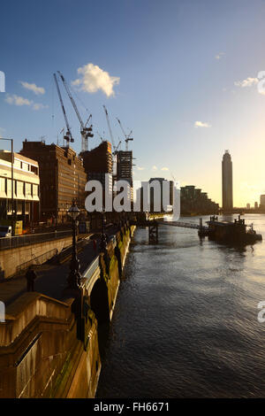 Baustellen und Kräne auf Albert Embankment neben Fluß Themse, gesehen von der Lambeth Bridge, London, England UK Stockfoto