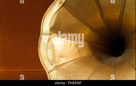 Alte goldene Grammophon Horn Detail hautnah auf hölzernen Hintergrund Stockfoto