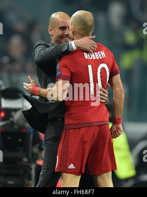 Turin, Italien. 23. Februar 2016. Arjen Robben (R) des FC Bayern München feiert mit Pep Guardiola, Cheftrainer des FC Bayern München im Hinspiel der Runde 16 der europäischen Champions League-Fußballspiel zwischen Juventus Turin und FC Bayern München in Turin, Italien, 23. Februar 2016. Das Spiel endete mit einem 2: 2-Unentschieden. © Alberto Lingria/Xinhua/Alamy Live-Nachrichten Stockfoto