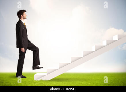 Geschäftsperson klettert auf weiße Treppe in der Natur Stockfoto