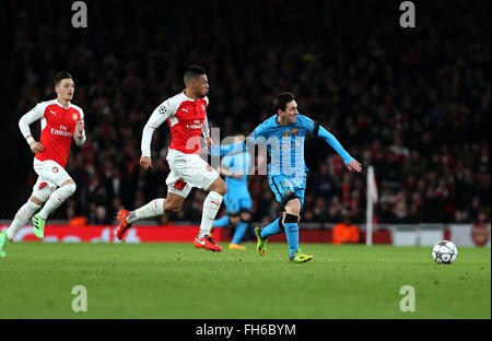 London, UK. 23. Februar 2016. Francis Coquelin (2. L) zieht Lionel Messi (1. R) von Barcelona in der UEFA Champions League Runde der 16 1. Bein match zwischen Arsenal und Barcelona im Emirates Stadium in London, England am 23. Februar 2016. Arsenal verlor 0: 2. © Han Yan/Xinhua/Alamy Live-Nachrichten Stockfoto