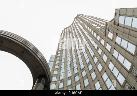 135 East 57th Street und Lexington Avenue in New York ist ein Hochhaus-Turm mit konkaven Fassade und tempietto Stockfoto