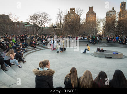 Menschenmenge unterhalten von Straßenkünstlern in Washington Square Park, New York Stockfoto