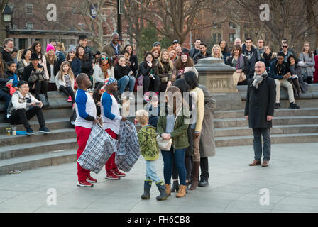 Menschenmenge unterhalten von Straßenkünstlern in Washington Square Park, New York Stockfoto