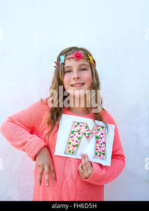 Blonde junge Mädchen bemalt M Brief Finger auch taub alphabet Stockfoto