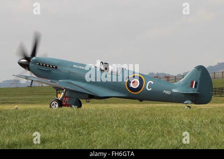 PS853 (G-RRGN), der Rolls-Royce Spitfire PR. XIX, wird gesehen, wie sie taxis anzuzeigenden bei der RAF Leuchars Airshow im Jahr 2013 aus. Stockfoto