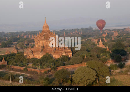 Heißluft-Ballon schwebt über die archäologische Zone und Pagoden in Bagan, Myanmar Stockfoto