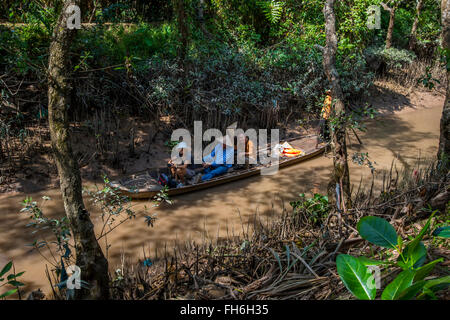 Touristen mit ein traditionelles Boot fahren aus dem Hauptfluss im Mekong-Delta in Vietnam Stockfoto