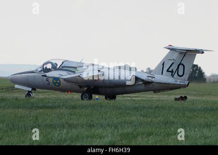 60140 (SE-DXG), eine Saab-Sk60E (Saab 105) von der schwedischen Luftwaffe historischer Flug, taxis für seine Anzeige bei Leuchars im Jahr 2013. Stockfoto