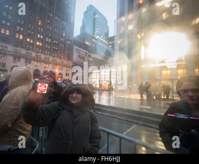 New York, USA. 23. Februar 2016. Fans von Apple trotzen Regen, Wind und Kälte, vor dem Apple Store sammeln anzeigen "Nicht eingeben" auf ihren iPhones auf der Fifth Avenue auf Dienstag, 23. Februar 2016 um Unterstützung zu zeigen, dass das Technologie-Unternehmen in ihren Widerstand gegen die Regierung zu rechtfertigen, um zu entsperren 11 iPhones, darunter eine im Besitz von Syed Farook, ein US-Bürger, der mit seiner pakistanischen Frau Tashfeen Malik im Dezember ab 14 Personen in San Bernardino, Kalifornien im Dezember erschossen. Bildnachweis: Richard Levine/Alamy Live-Nachrichten Stockfoto