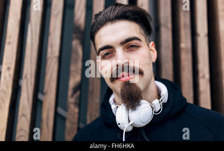 Porträt von stilvollen jungen Mann mit Kopfhörer Stockfoto