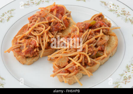 Offenen konfrontiert Spaghetti Sandwich mit ganzen Wetzstein Pasta und Vollkornbrot Stockfoto
