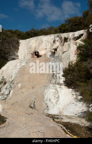 Diamant-Geysir und die Sinter-Terrassen in Orakei Korako oder Hidden Valley in New Zealand. Stockfoto