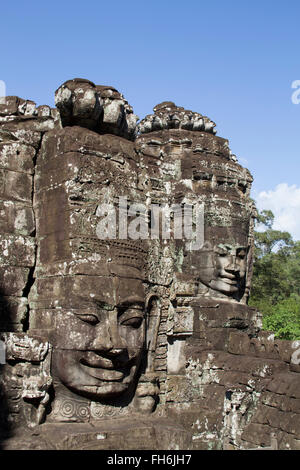 Geschnitzten Stein Gesichter schmücken den Bayon Tempel Komplex Angkor Wat, Kambodscha Stockfoto