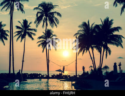 Sonnenuntergang an der tropischen Küste in Süd-Ost-Asien. Stockfoto