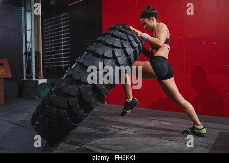 Aktive Frau Sportswear spiegeln Reifen im Fitness-Studio Stockfoto