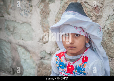 Ein kleines Mädchen in der Montage der Hügel in der guelaguetza in Oaxaca, Mexiko Stockfoto