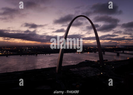 Der Gateway Arch vor den Mississippi River im Morgengrauen in St. Louis, Missouri, USA, 2016. (Adrien Veczan) Stockfoto