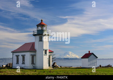 Punkt-Robinson Leuchtturm Frames Mt. Rainier an einem schönen sonnigen Tag am Puget Sound Stockfoto