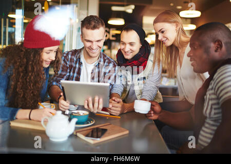 Freundlichen Teenager in Casual-Wear mit Teepause im Café Stockfoto
