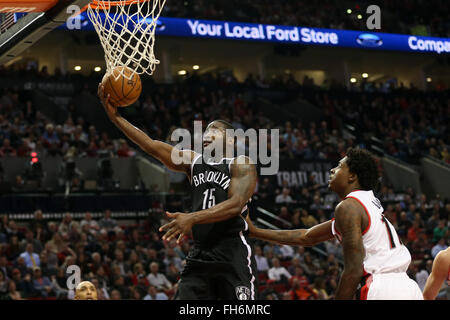 Portland, Oregon, USA. 23. Februar 2016. DONALD SLOAN (15) Laufwerke auf den Reifen. Die Portland Trail Blazers veranstaltete der Brooklyn Nets in der Moda Mitte am 23. Februar 2016. Foto von David Blair Credit: David Blair/ZUMA Draht/Alamy Live-Nachrichten Stockfoto