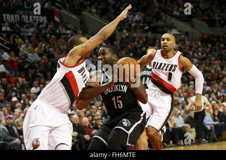 Portland, Oregon, USA. 23. Februar 2016. DONALD SLOAN (15) Laufwerke auf den Reifen. Die Portland Trail Blazers veranstaltete der Brooklyn Nets in der Moda Mitte am 23. Februar 2016. Foto von David Blair Credit: David Blair/ZUMA Draht/Alamy Live-Nachrichten Stockfoto