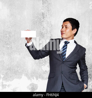 Asiatische Geschäftsmann zeigt weiße leere Notiz Stockfoto