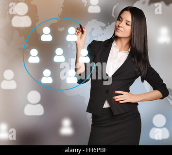 Frau mit blauen Marker hat Symbol-köpfiges Team Wahl Personal bereitgestellt. Stockfoto