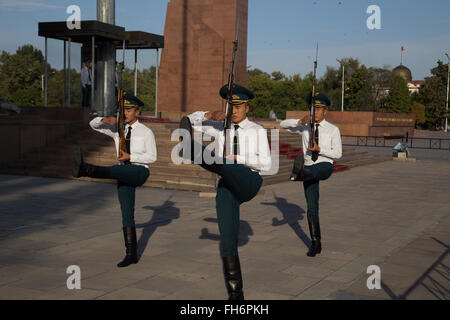 Bischkek, Kirgistan - 30. September 2014: Prozession der stündlichen Wechsel der Wachen an den offiziellen kirgisischen Fahnenmast. Stockfoto