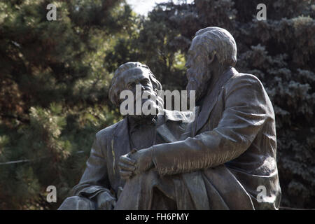 Bischkek, Kirgistan - 3. Oktober 2014: Foto von Karl Marx und Friedrich Engels-Denkmal. Stockfoto