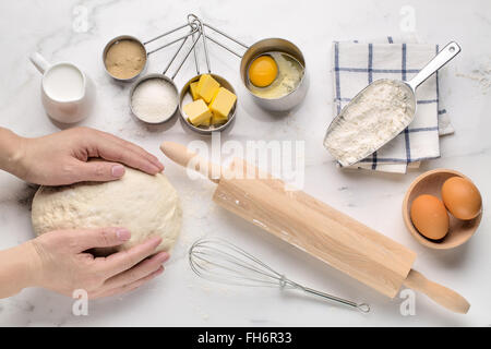 Backen Kuchen, Teig Rezept-Zutaten (Eiern, Mehl, Milch, Butter, Zucker) auf weißen Tisch. Stockfoto